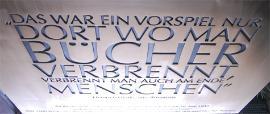 Detail einer Gedenktafel aus Bronze zur Erinnerung an die "Bücherverbrennung" in Braunschweig, Schlossplatz - Bronze gebürstet, Schrift tiefer liegend, Größe 1,3 m  x 1,3 m