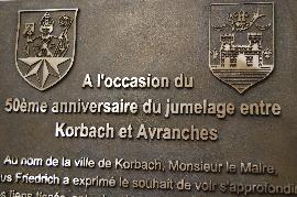 Erinnerungstafel mit Wappen aus Bronze zur Städtepartnerschaft zwischen Korbach und Avraches - Detail