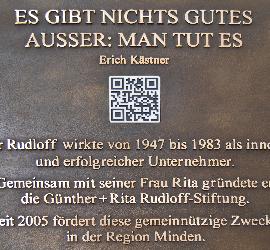 Ausschnitt einer Gedenktafel in Bronze mit QR-Code zur Erinnerung an eine aktive Stiftung. Der QR-Code verweist auf die Homepage der Rudloff-Stiftung, Minden