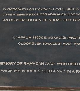 Gedenktafel aus Bronze für das Opfer ,Ramazan Avci, eines der ersten rechtsradikalen Übergriffe nach der Kriegszeit, 1985. Zur Erinnerung und Mahnung entstand 2012 diese Gedenkskulptur in Hamburg. Ebenso wurde der Platz nach ihm benannt.