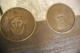 Gedenktafel mit Bronzerelief nach alten Fotografien, hergestellt im Bronzeguss. 