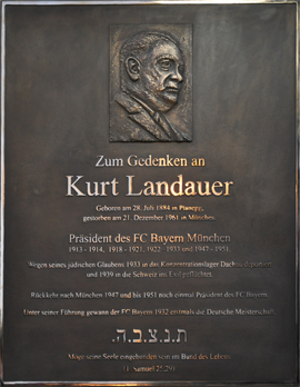 Gedenktafel aus Bronze, hergestellt im Bronzeguss, für Kurt Landauer, Präsident des FC Bayern München, Ansicht der Gedenktafel mit Portrait-Relief nach einem alten Foto, Originalgröße:  100 cm x 80 cm