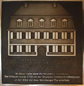 Erinnerungstafel in Bronze für das abgebrochene Schießhaus in Erlangen, Text in Blindenschrift - Brailleschrift - und Relief 