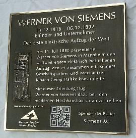 Bronzetafefel zur Erinnerung an den ersten elektrischen Aufzug von Qerner von Siemens in Mannheim mit QR Code