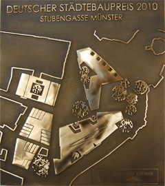 Gedenktafel, im Boden eingelassen, Deutscher Städtebaupreis 2010, hergestellt im Bronzeguss