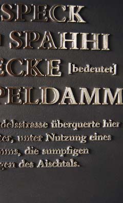 145 x 30 cm Gedenktafel, Stele mit Schriftrelief , Bronze gegossen nach Modellerstellung, Marjol-Group, Detailaufnahme