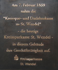 Gedenktafel, Erinnerungstafel mit Logo an einem Bankgebäude, Bronzeguss